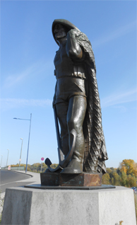 Ein neuer Eiserner Main - Mainfischer - ein Denkmal von demselbem Bildhauer, der Eisernen Mann erschuf. Denkmal ist das Standbild ein traditionelles Symbol Offenbachs, besonders in der lokalen Presse