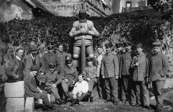 Eiserner Mann wurde 1915 auf dem Aliceplatz enthüllt. Jeder Spender, der für das Rote Kreuz eine Gabe stiften wollte, konnte einen Nagel in die Figur schlagen. 1943 fiel der Eiserner Mann einem Bombenangriff zum Opfer.