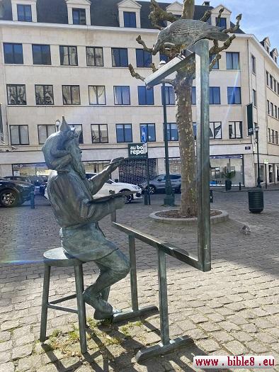 Скульптура в цетре города: средневековый художник рисует современный Брюссель